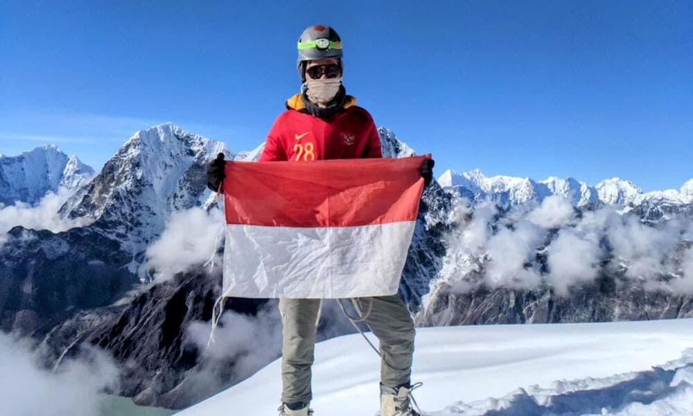 Menaklukkan Mount Everest Simfoni Alam di Atas Dunia