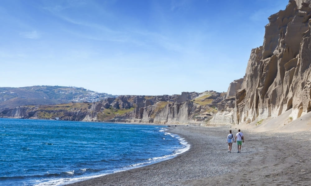 Santorini Keindahan Pantai Berpasir Hitam dan Biru yang Menakjubkan